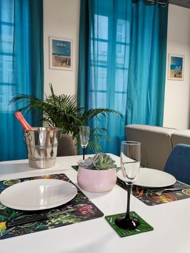 Фотография из галереи Appartement Ma Douce Charente - Superbe T3 Design et Fonctionnel - Hyper Centre à Saintes в Сенте