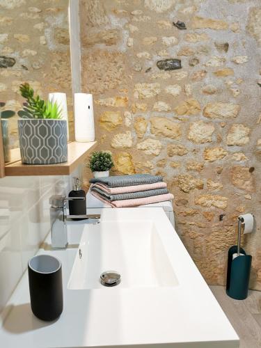 Фотография из галереи Appartement Ma Douce Charente - Superbe T3 Design et Fonctionnel - Hyper Centre à Saintes в Сенте