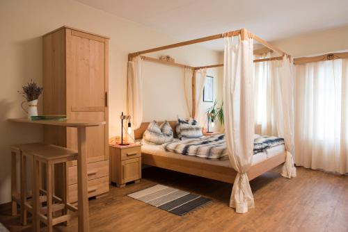 Postel nebo postele na pokoji v ubytování heurigengasthof prinz