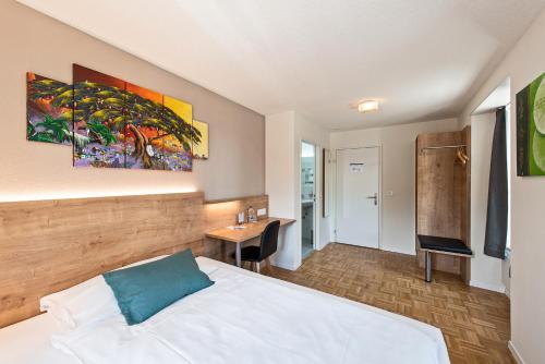 
Ein Bett oder Betten in einem Zimmer der Unterkunft Hotel zum Hirschen
