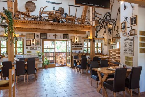 um restaurante com mesas e cadeiras num quarto em heurigengasthof prinz em Krumau am Kamp