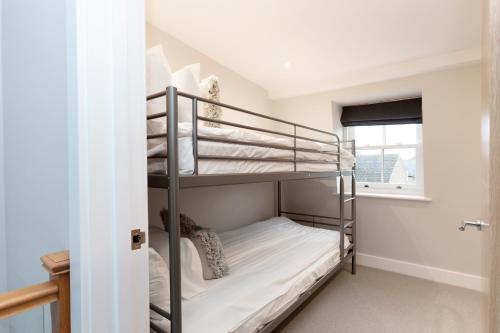 Двухъярусная кровать или двухъярусные кровати в номере Stunning Central Windsor Town House With Parking