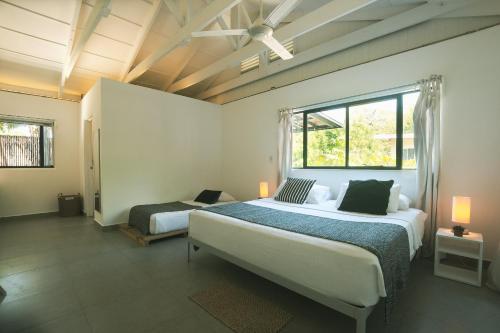 Кровать или кровати в номере La Negra Surf Hotel