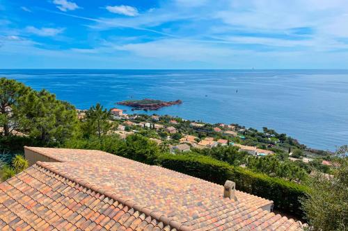 una vista del océano desde el techo de una casa en Family villa with magnificent sea view for 11 people en Saint-Raphaël