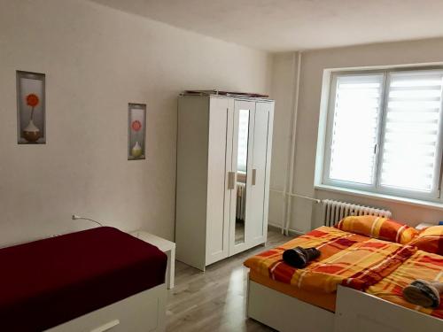 a bedroom with a bed and a dresser and a window at Byt v blízkosti centra in Klášterec nad Ohří