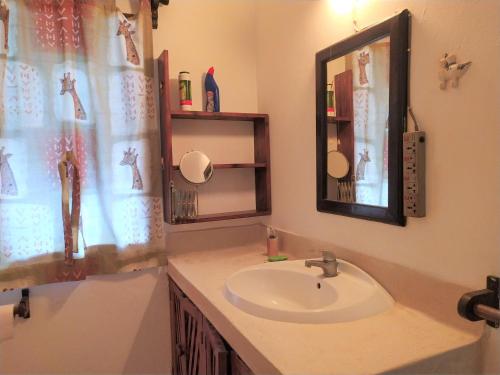 Un baño de Karibuni Jeds Villas 85 & 86