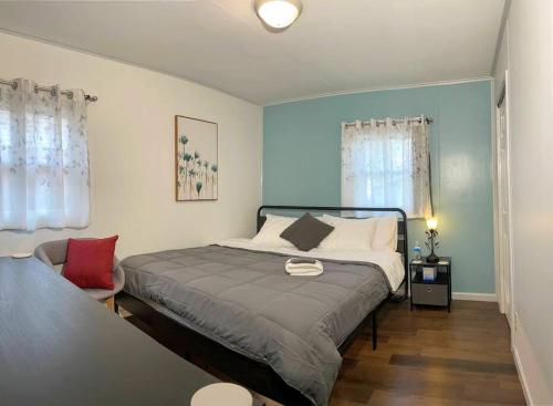 1 dormitorio con 1 cama y 1 silla en *King bed/3bds house Near Naval Base & 6Flags*, en Waukegan