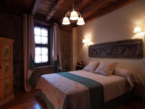 En eller flere senger på et rom på La Posada del Tiétar