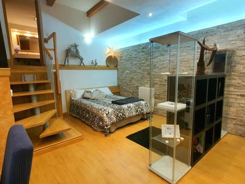 1 dormitorio con 1 cama y una escalera en una habitación en El Refugio de El Escorial, en San Lorenzo de El Escorial