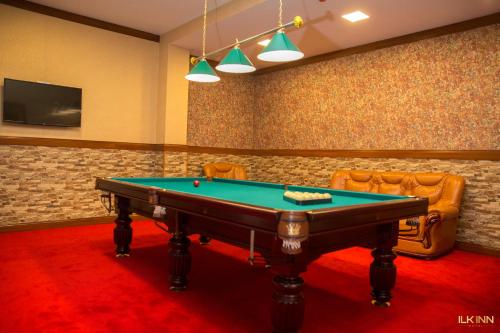 Una mesa de billar en ILK INN HOTEL