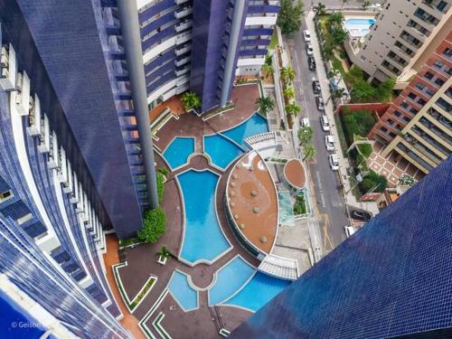 Una vista aérea de una piscina en una ciudad con edificios altos. en Beach Class Residence Service, en Fortaleza