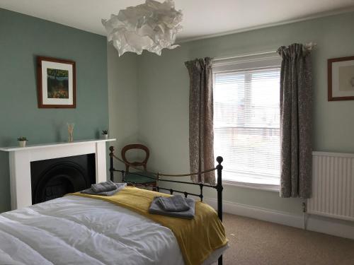 Un pat sau paturi într-o cameră la Clifton House