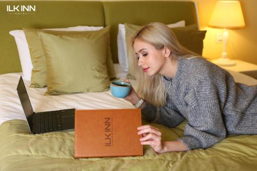 Una cama o camas en una habitación de ILK INN HOTEL