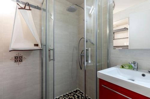 une salle de bain avec douche et lavabo dans l'établissement APPARTEMENT COSY 2 PLACES DE PARKING WIFI CENTRE VILLE, à Cauterets