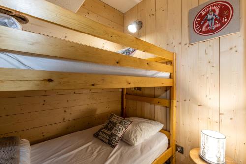 - une chambre avec 2 lits superposés dans une cabane en rondins dans l'établissement APPARTEMENT COSY 2 PLACES DE PARKING WIFI CENTRE VILLE, à Cauterets