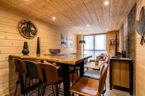 une salle à manger avec une table et des chaises dans l'établissement APPARTEMENT COSY 2 PLACES DE PARKING WIFI CENTRE VILLE, à Cauterets