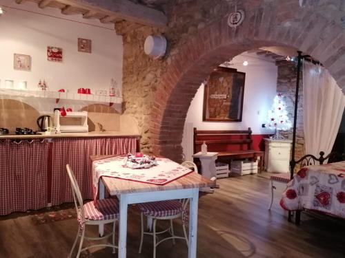 une cuisine et une salle à manger avec une table et des chaises dans l'établissement Agriturismo La Poderina, à Bagno Vignoni