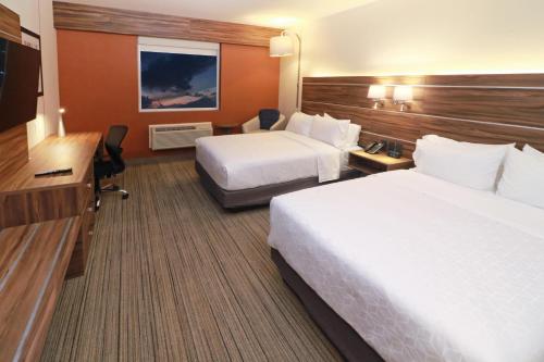 Cama o camas de una habitación en Holiday Inn Express - Monterrey - Fundidora, an IHG Hotel
