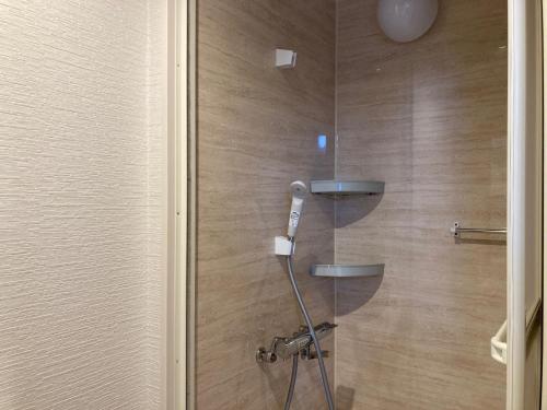 y baño con ducha y puerta de cristal. en Koya TRIBE - Vacation STAY 83403v, en Oishi