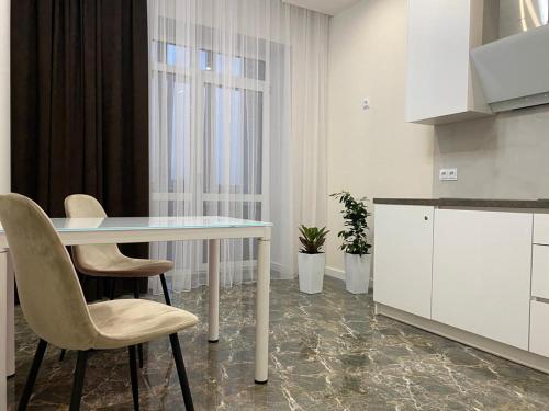 uma cozinha com mesa e cadeiras num quarto em Люкс апартаменти в ЖК Театральному.Центр міста em Rivne