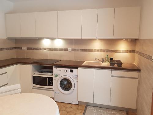 Kuchyň nebo kuchyňský kout v ubytování DETENTE NATURE rando, ski , thermes