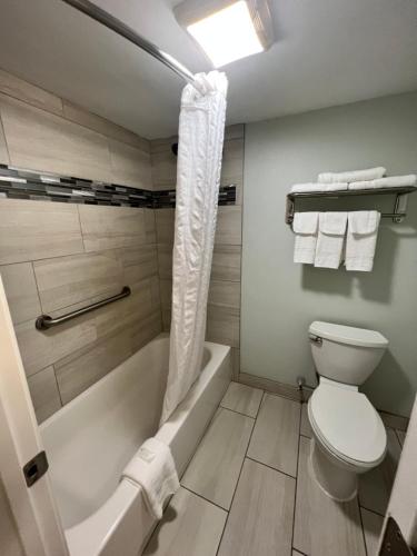 łazienka z wanną, toaletą i prysznicem w obiekcie Continental Inn and Suites w mieście Nacogdoches