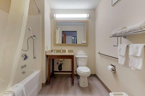 La salle de bains est pourvue de toilettes, d'un lavabo et d'une baignoire. dans l'établissement Quality Inn, à Lee