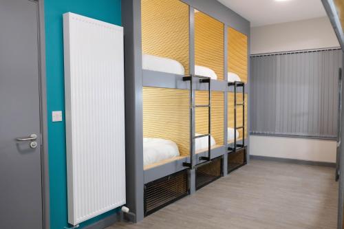 Cwtsh Hostelにあるベッド