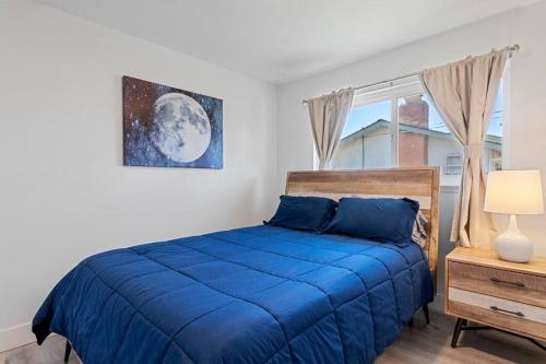 Ένα ή περισσότερα κρεβάτια σε δωμάτιο στο COZY MODERN HOUSE IN CITRUS HEIGHTS