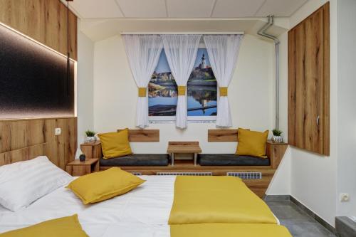 1 dormitorio con 1 cama y 1 sofá en Riverside Inn - dunaparti szuterén, en Győr