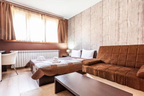 een woonkamer met een bank en een tafel bij Mountain Lux Zoned in Kopaonik