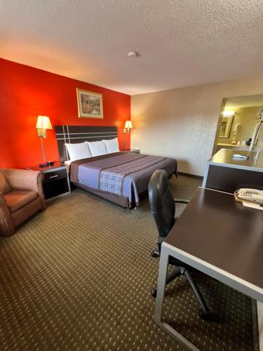 Säng eller sängar i ett rum på Continental Inn and Suites