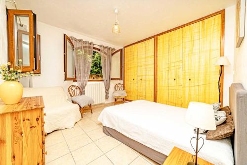 een slaapkamer met 2 bedden en een bank en een tafel bij Sleep 8 Flat Near Cannes And Grasse French Riviera in Le Bar-sur-Loup