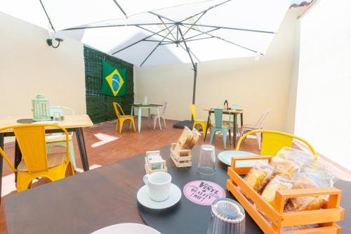 una mesa con una bandeja de comida encima en Biù b&b, en Castellammare di Stabia