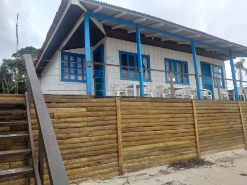 een huis met een houten hek ervoor bij Dona Quinota in Ilha do Mel
