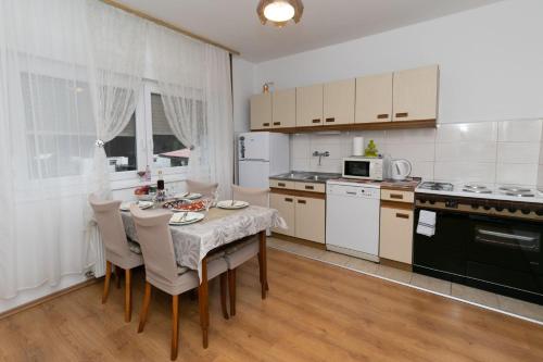 Apartman Gomirje tesisinde mutfak veya mini mutfak