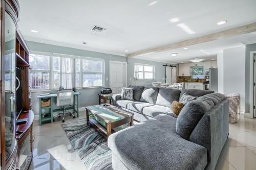 Porch by the Pool – Photos 3