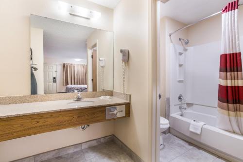 A bathroom at Red Roof Inn Albuquerque - Midtown