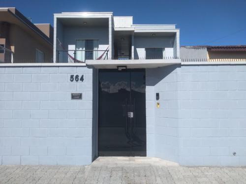 un edificio con una puerta con el número en Balli Suítes, en Ilha Comprida