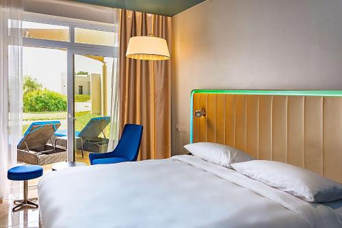 Park Inn by Radisson Hotel and Residence Duqm tesisinde bir odada yatak veya yataklar