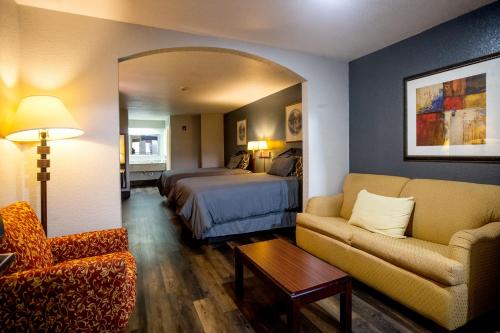 Un pat sau paturi într-o cameră la Magnolia Inn and Suites