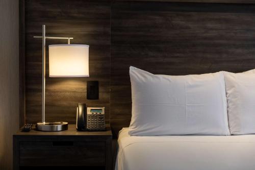 Una cama o camas en una habitación de Wyndham Garden Guatemala City