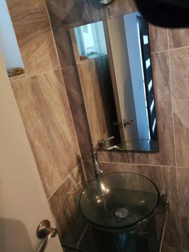 a bathroom with a glass sink and a mirror at Exelentes departamentos y lofts en el centro de la ciudad de Teziutlán in Teziutlán