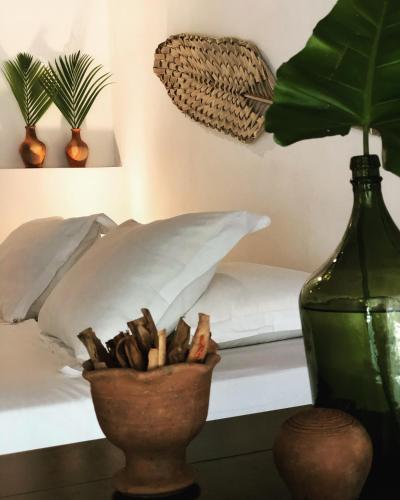 a bedroom with a bed and a vase with a plant at Kûara Pipa in Pipa
