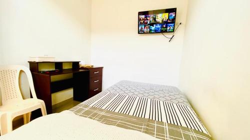 Televízia a/alebo spoločenská miestnosť v ubytovaní Garden House Piura
