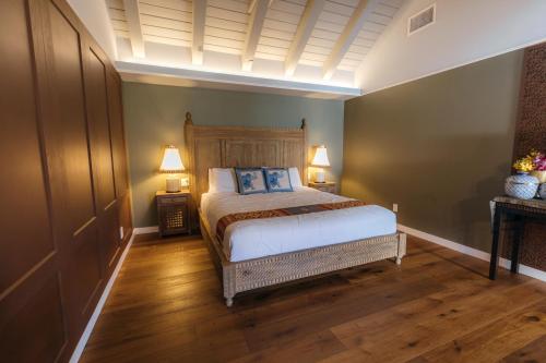 a bedroom with a bed with a wooden headboard at Bann at Oak Knoll Napa in Napa