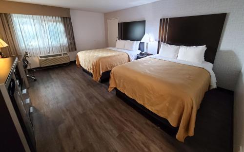 a hotel room with two beds and a window at Quality Inn Burbank Airport in Burbank