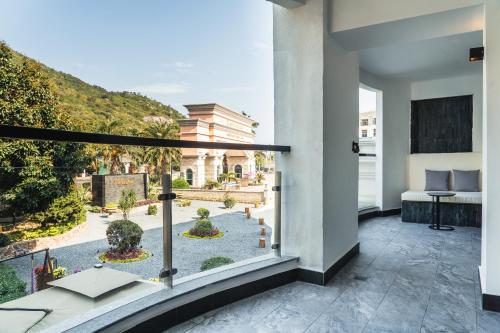 Nespecifikovaný výhled na hory nebo výhled na hory při pohledu z hotelu