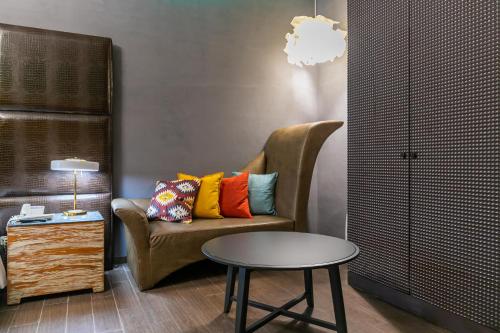 a living room with a couch and a table at Vogue Boutique Motel in Yangmei