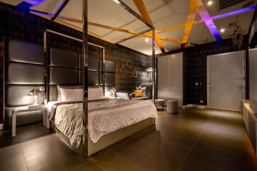 a bedroom with a bed in a room at Vogue Boutique Motel in Yangmei